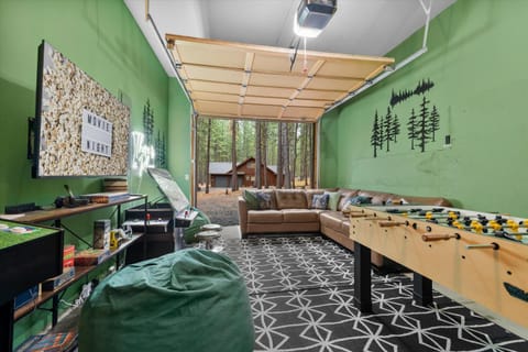 Treehouse Cabin Hot Tub Sauna Game Room Cabin in Oregon