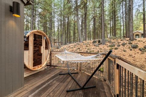 Treehouse Cabin Hot Tub Sauna Game Room Cabin in Oregon