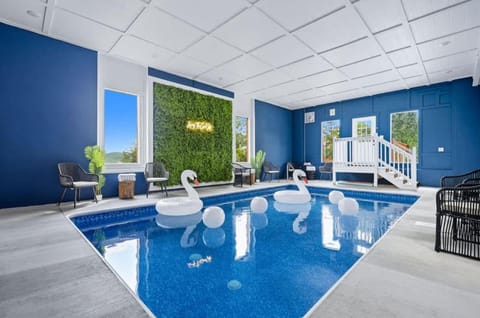 Waterfall & Galaxy Pool & Rooftop Theater Cabin Cabin in Sevierville