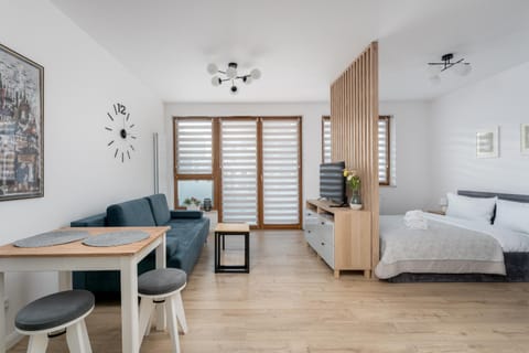 Bed, Living room, Photo of the whole room, Seating area, Dining area