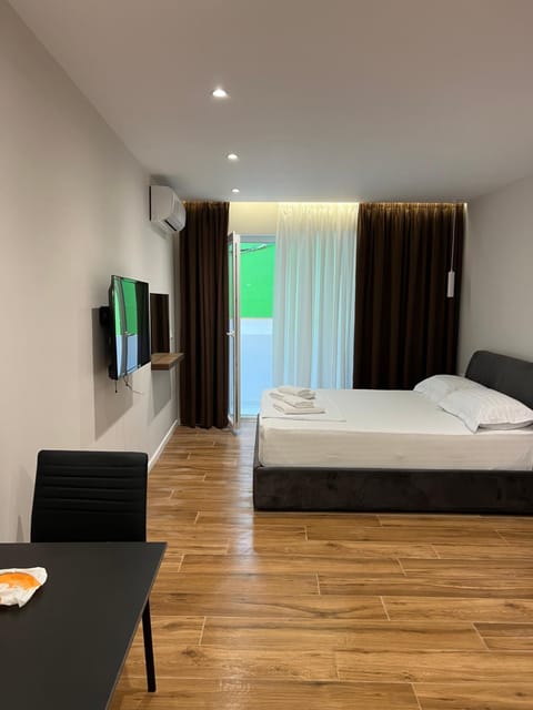 Bed, TV and multimedia, Photo of the whole room, Bedroom