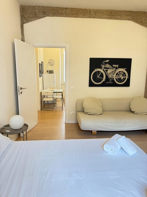 Bed, Photo of the whole room, Seating area, Bedroom, internet, air conditioner