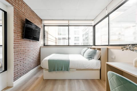 Bed, TV and multimedia, Photo of the whole room, Bedroom