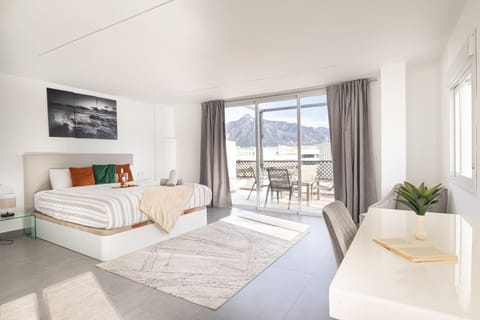 Bed, Photo of the whole room, Seating area, Bedroom, Mountain view, towels, air conditioner