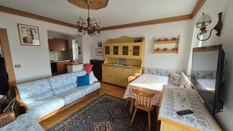 TV and multimedia, Kitchen or kitchenette, Living room, Seating area, Dining area, oven