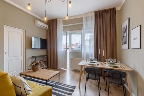 TV and multimedia, Living room, Seating area, Dining area, air conditioner