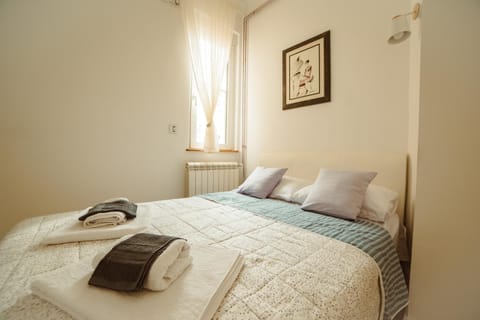 Bed, Bedroom, towels