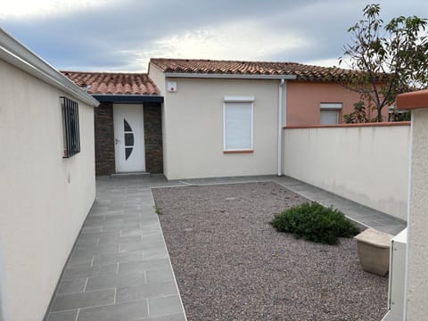 Property building, Facade/entrance, Garden