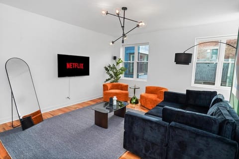 Pilsen Chicago 6BR Getaway with Game Room, Gym & Paid Parking Near Soldier Field & McCormick Place Apartment in Lower West Side