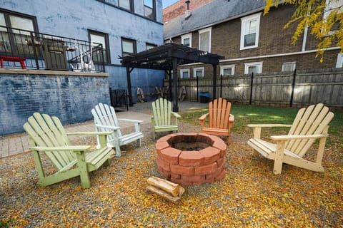 Pilsen Chicago 6BR Getaway with Game Room, Gym & Paid Parking Near Soldier Field & McCormick Place Apartment in Lower West Side