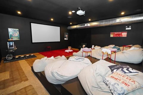 Pilsen Chicago 6BR Getaway with Game Room, Gym & Paid Parking Near Soldier Field & McCormick Place Apartment in Lower West Side