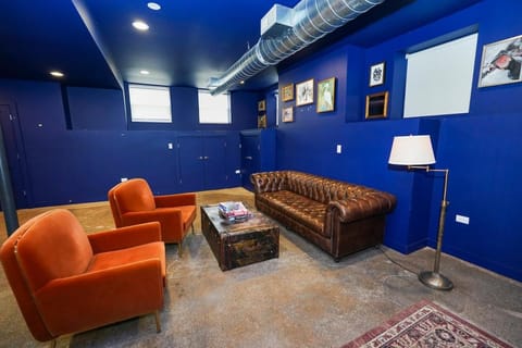 Pilsen Chicago 6BR Getaway with Game Room, Gym & Paid Parking Near Soldier Field & McCormick Place Apartment in Lower West Side