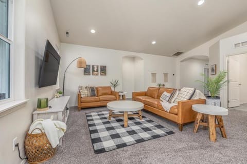 Modern Luxurious 4-bedroom Centrally located home House in Nampa