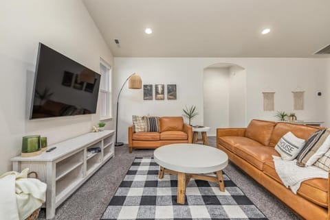 Modern Luxurious 4-bedroom Centrally located home House in Nampa