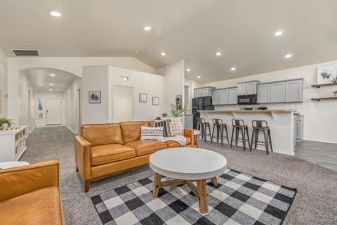 Modern Luxurious 4-bedroom Centrally located home House in Nampa