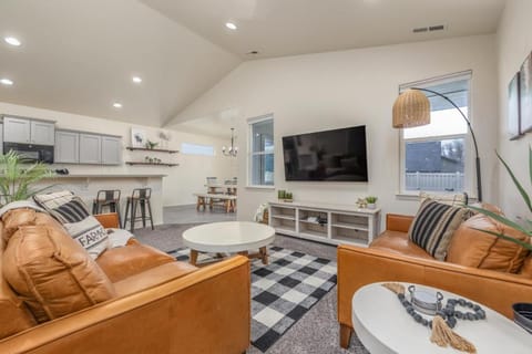 Modern Luxurious 4-bedroom Centrally located home House in Nampa