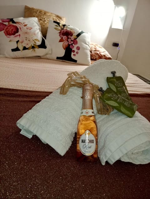 Bed, Photo of the whole room, Bedroom, Guests, towels