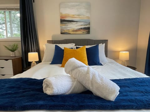 Bed, Decorative detail, Bedroom, towels