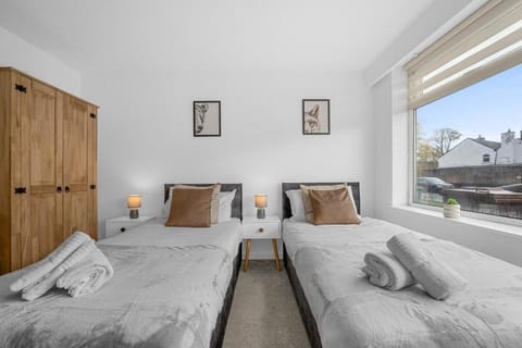 Two Bedroom House by Brookland Stays Serviced Accommodation Short Lets Middleton with Free WiFi Apartment in Manchester