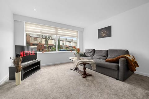 Two Bedroom House by Brookland Stays Serviced Accommodation Short Lets Middleton with Free WiFi Apartment in Manchester