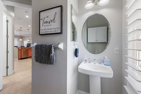 Spacious 4BR-3BA Townhouse Steps from the Beach House in Indian Shores