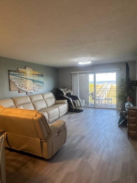 BEACHFRONT OCEANVIEW BALCONY GAMES POOL 75 TV Apartment in Cocoa Beach