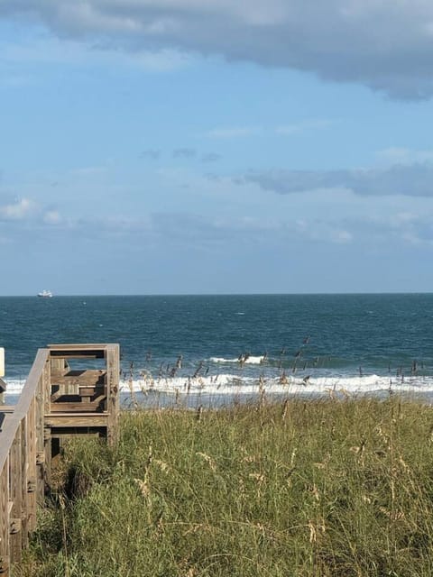 BEACHFRONT OCEANVIEW BALCONY GAMES POOL 75 TV Apartment in Cocoa Beach