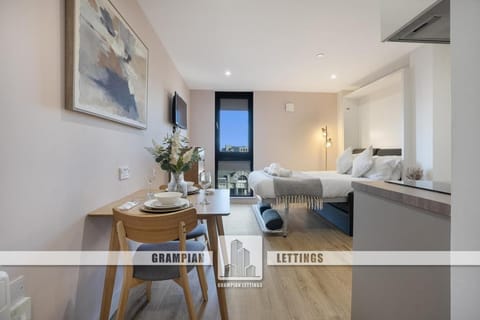 Bed, TV and multimedia, Seating area, Dining area, Bedroom, towels