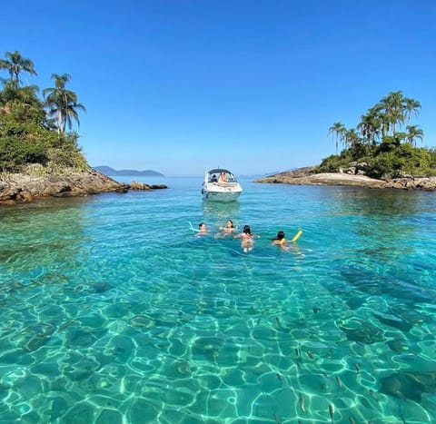 Passeio de Lancha em Angra dos Reis Docked boat in Angra dos Reis
