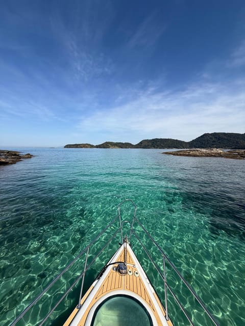 Passeio de Lancha em Angra dos Reis Docked boat in Angra dos Reis