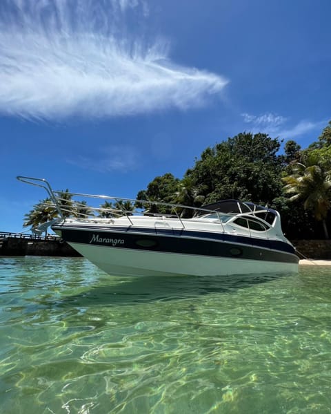 Passeio de Lancha em Angra dos Reis Docked boat in Angra dos Reis