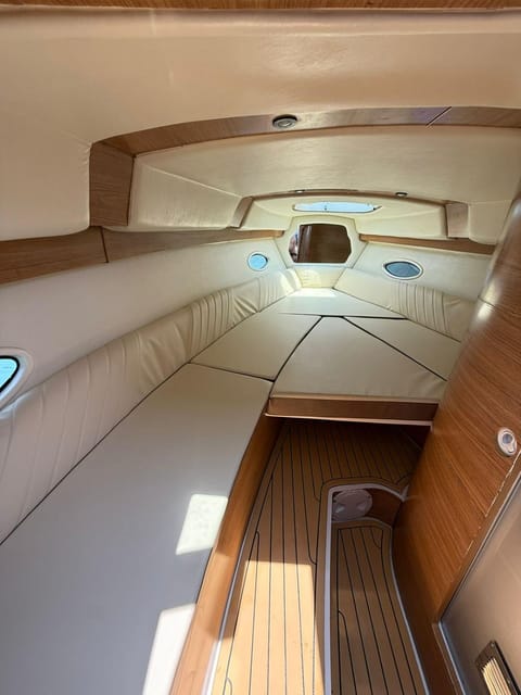 Passeio de Lancha em Angra dos Reis Docked boat in Angra dos Reis