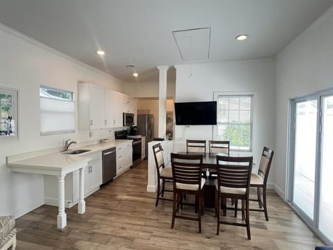 TV and multimedia, Kitchen or kitchenette, Dining area