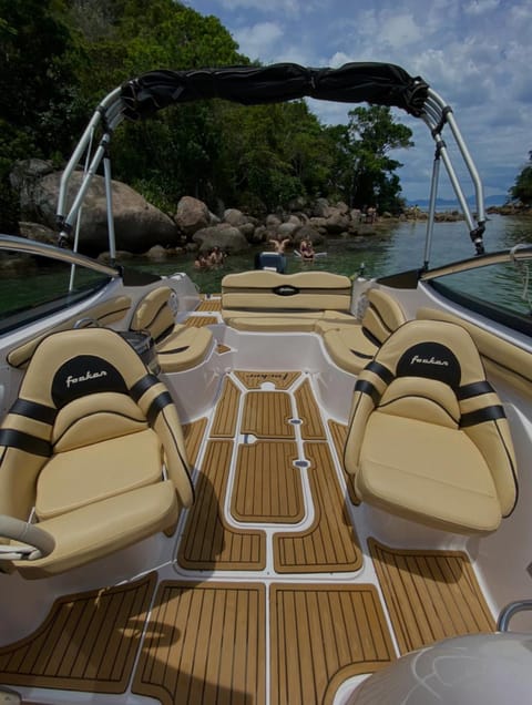 Aluguel de Lancha em Angra Docked boat in Angra dos Reis