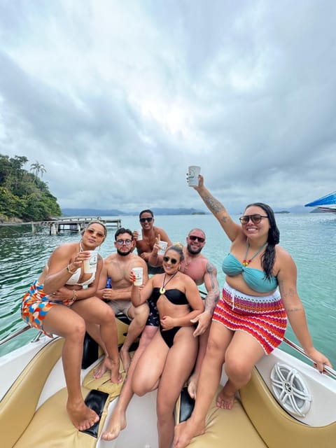 Aluguel de Lancha em Angra Docked boat in Angra dos Reis