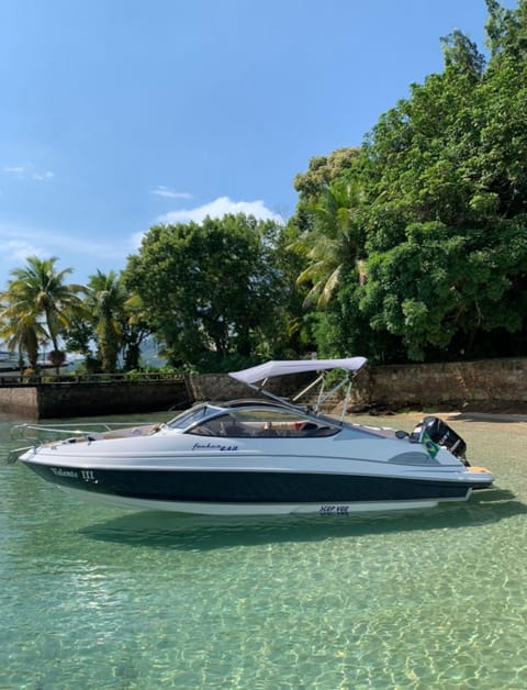 Aluguel de Lancha em Angra Docked boat in Angra dos Reis