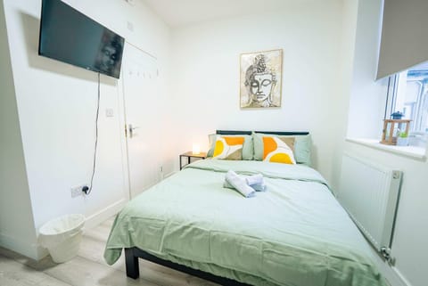 Bed, TV and multimedia, Photo of the whole room, Bedroom, towels