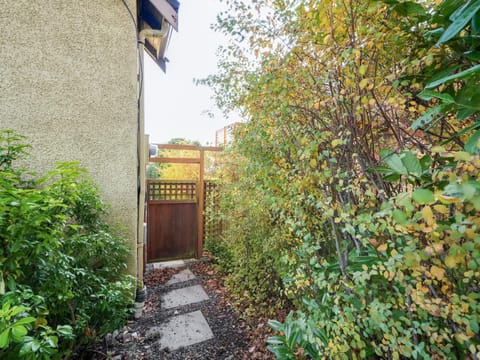 Gallery Garden - stylish, art-filled 1-bedroom suite by Victoria Prime! Apartment in Oak Bay