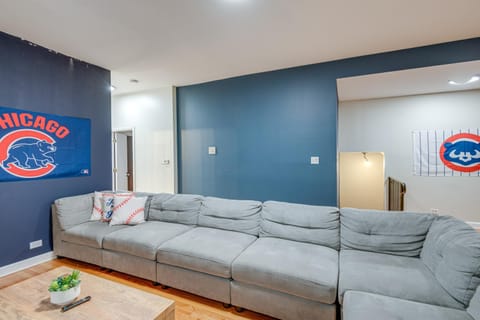 Walk to Wrigley Field! Townhouse with Pool Table House in Wrigleyville