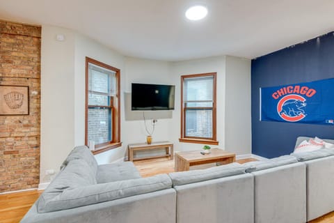 Walk to Wrigley Field! Townhouse with Pool Table House in Wrigleyville