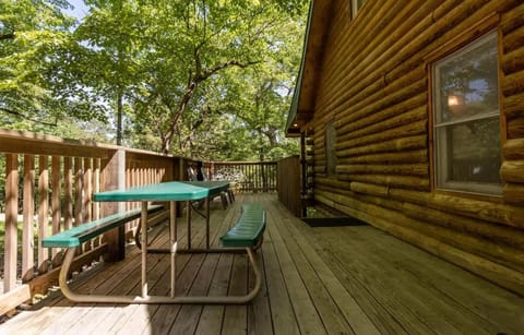 Table Rock Lake Cabin - The Oaks #5 with Lake Access & Hot Tub Cabin in Shell Knob