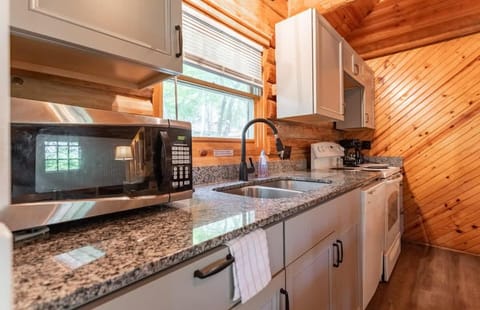 Table Rock Lake Cabin - The Oaks #5 with Lake Access & Hot Tub Cabin in Shell Knob