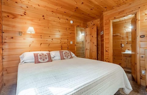 Table Rock Lake Cabin - Hawthorn #12 with Lake Access Hot Tub Outdoor Pool Cabin in Shell Knob