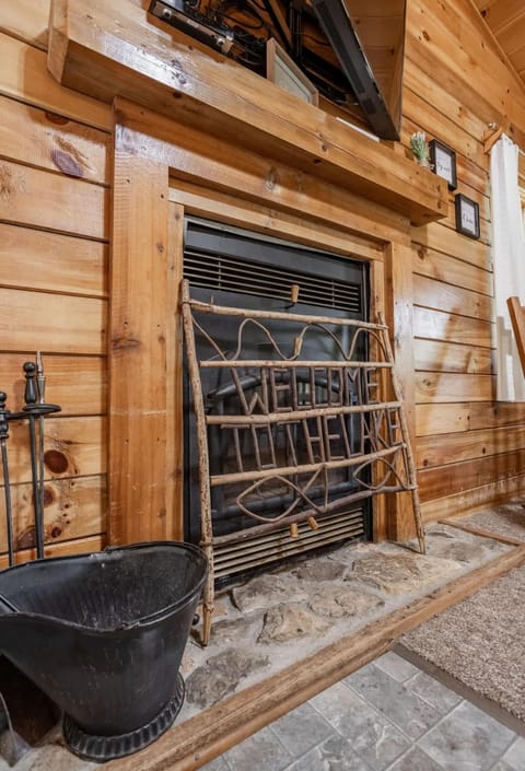 Table Rock Lake Cabin - Hawthorn #12 with Lake Access Hot Tub Outdoor Pool Cabin in Shell Knob