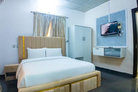 Bed, TV and multimedia, Photo of the whole room, Bedroom