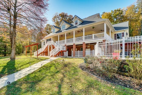 13 Mi to Helen Group Getaway with Private Hot Tub House in White County