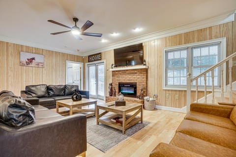 13 Mi to Helen Group Getaway with Private Hot Tub House in White County