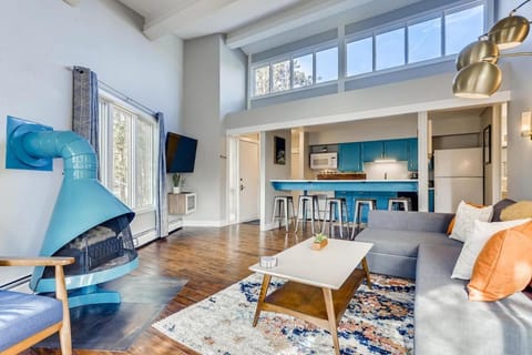 Bed, TV and multimedia, Kitchen or kitchenette, Living room, Photo of the whole room, Seating area, Dining area, fireplace