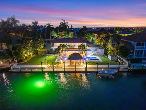 Deep Blue Waterfront Gem Pool Kayaks Dock Villa in Key Colony Beach