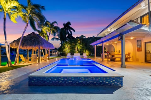 Deep Blue Waterfront Gem Pool Kayaks Dock Villa in Key Colony Beach